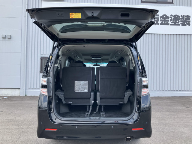 普段のお買い物や通勤、送迎等に十分な荷室スペースを確保。セカンドシートを倒すと、大きな荷物の積載も可能。部活動に応援に思い出作りの１ページに。