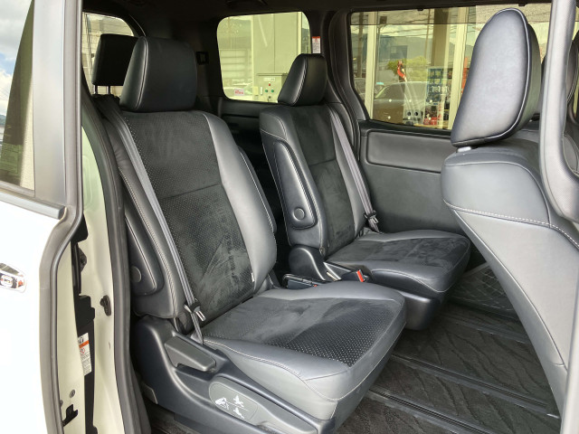 トヨタ ヴォクシー 1.8 ハイブリッド ZS 煌Ⅲの中古車