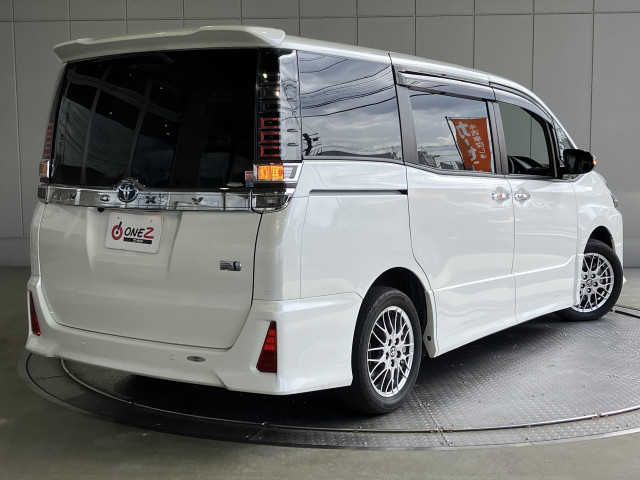 トヨタ ヴォクシー 1.8 ハイブリッド ZS 煌Ⅲの中古車