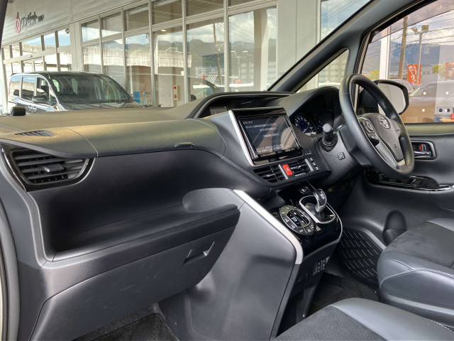 トヨタ ヴォクシー 1.8 ハイブリッド ZS 煌Ⅲの中古車