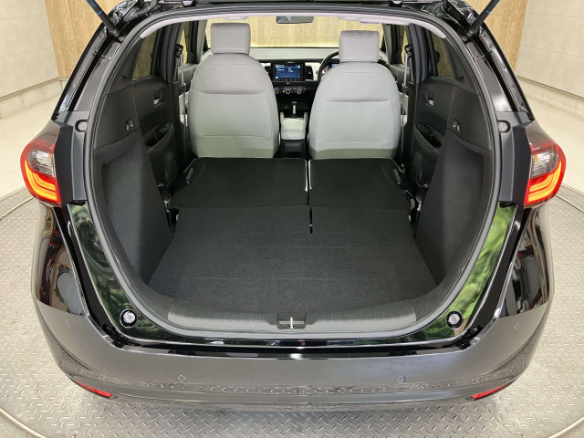 普段のお買い物や通勤、送迎等に十分な荷室スペースを確保しております。大きな荷物の積載も可能です♪