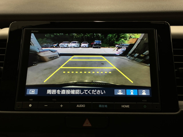 駐車時に後方がリアルタイム映像で確認できます。大型商業施設や立体駐車場での駐車時、夜間のバック時に大活躍です！運転スキルに関わらず、今や必須となった装備のひとつ！