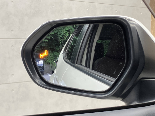 後方から車両が接近してくるとマークが光って報せてくれるので安心♪