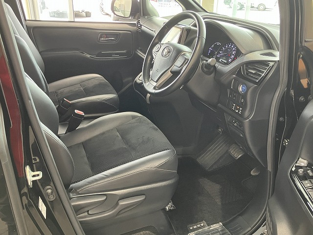 トヨタ ヴォクシー 1.8 ハイブリッド ZS 煌Ⅲの中古車