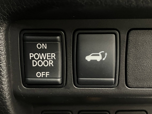 車の中からも、外からも、スマートキーからでも、自動でリアゲートが開閉！荷物を持っている時やお子様を抱っこしている時もとっても便利な機能です！