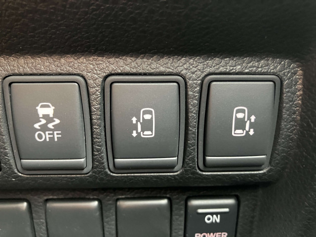 【両側パワースライドドア】スマートキーや運転席のスイッチで後席両側スライドドアの開閉が可能です！電動なので力を入れてドアを開ける必要は無く、小さなお子様でも簡単に開け閉めできて快適です！
