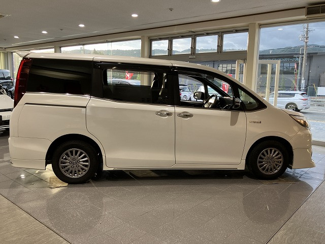 トヨタ エスクァイア 1.8 ハイブリッド Giの中古車