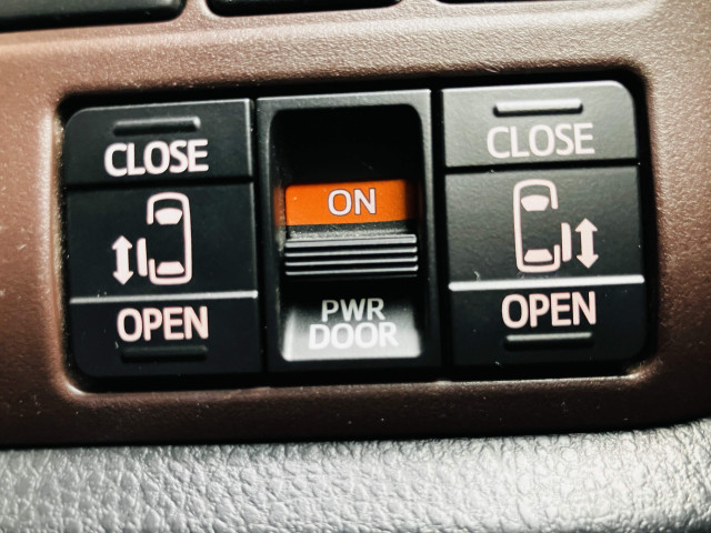 【両側パワースライドドア】スマートキーや運転席のスイッチで後席両側スライドドアの開閉が可能です！電動なので力を入れてドアを開ける必要は無く、小さなお子様でも簡単に開け閉めできて快適です！