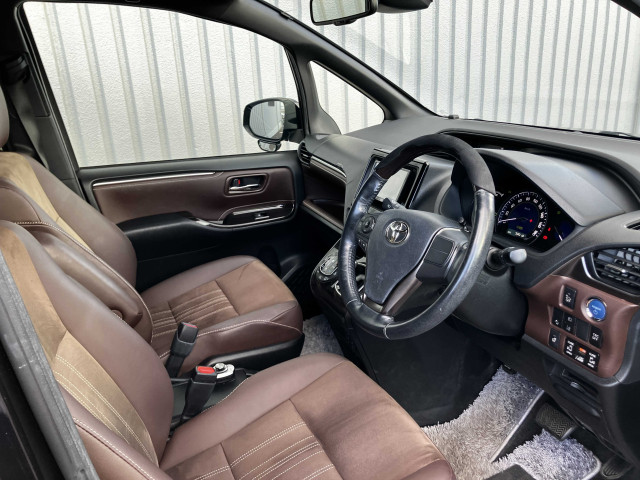 茶革シートが車内全体を上質な雰囲気にしてくれます。落ち着いた色合いで長時間のドライブでも快適。