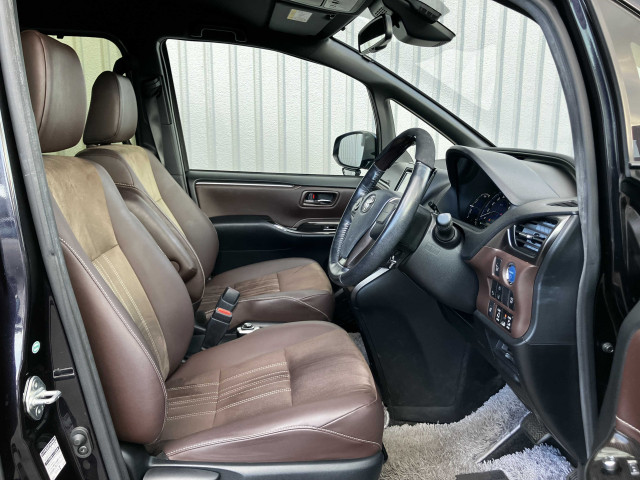 運転席シート廻りです。使用感も少なく、良好な状態です。