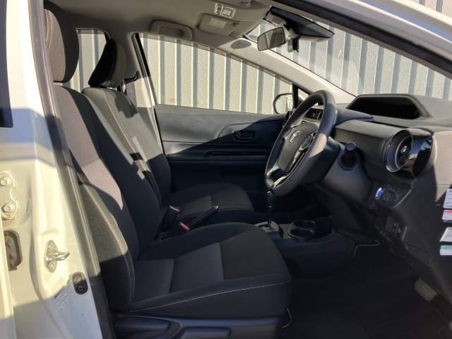 運転席シート廻りです。使用感も少なく、良好な状態です。