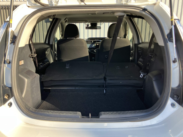 普段のお買い物や通勤、送迎等に十分な荷室スペースを確保しております。大きな荷物の積載も可能です♪