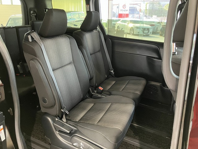 トヨタ ヴォクシー 1.8 ハイブリッド ZS 煌の中古車