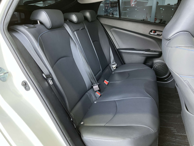 トヨタ プリウス 1.8 S ツーリングセレクションの中古車