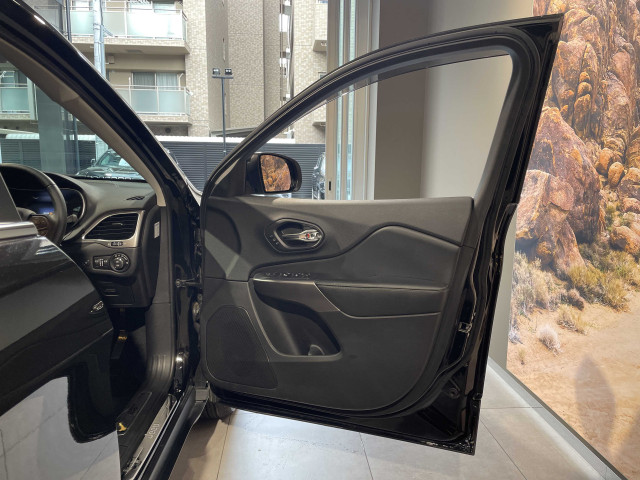 ジープ チェロキー リミテッド 4WDの中古車