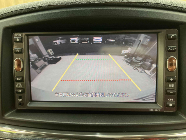 駐車時に後方がリアルタイム映像で確認できます。大型商業施設や立体駐車場での駐車時、夜間のバック時に大活躍です！運転スキルに関わらず、今や必須となった装備のひとつ！