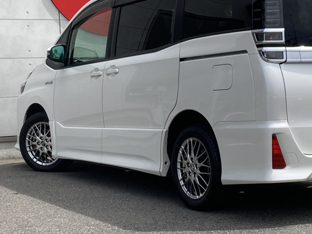 トヨタ ヴォクシーハイブリッド 1.8 ハイブリッド ZSの中古車