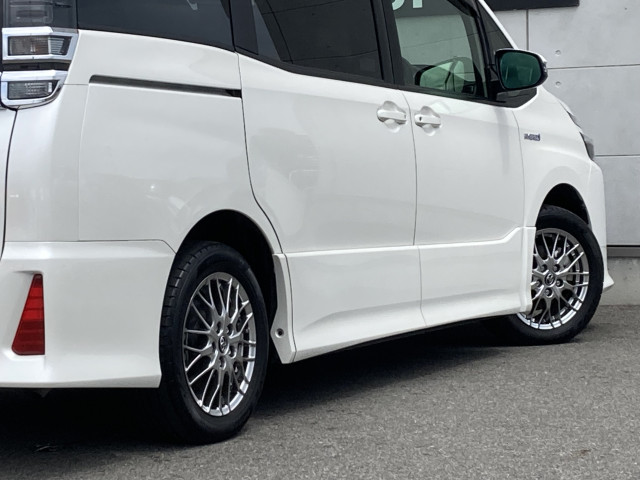 トヨタ ヴォクシーハイブリッド 1.8 ハイブリッド ZSの中古車