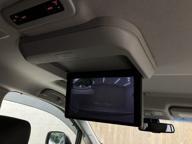 後席用フリップダウンモニター装備です！同乗者の方に喜ばれるのはもちろん、遠距離ドライブで退屈してしまうお子様にも超超オススメ♪