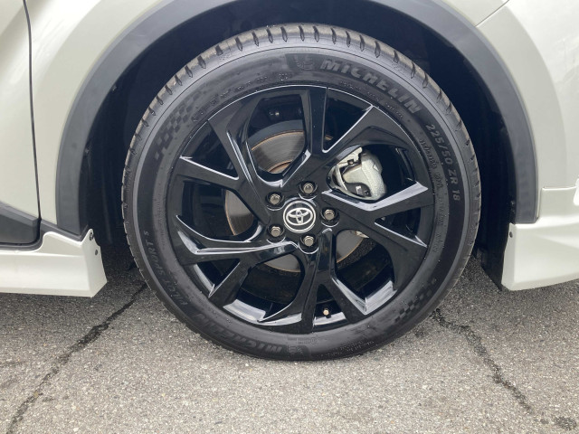 トヨタ C-HR ハイブリッド 1.8 G モード ネロの中古車