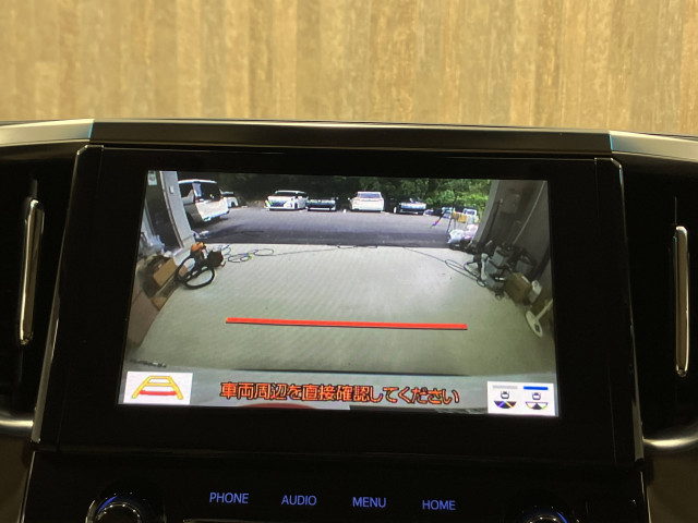 駐車時に後方がリアルタイム映像で確認できます。大型商業施設や立体駐車場での駐車時、夜間のバック時に大活躍です！運転スキルに関わらず、今や必須となった装備のひとつ！