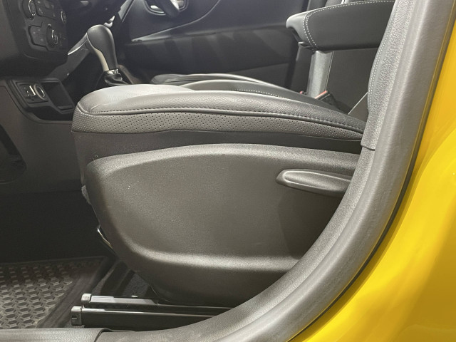 ジープ レネゲード リミテッドの中古車