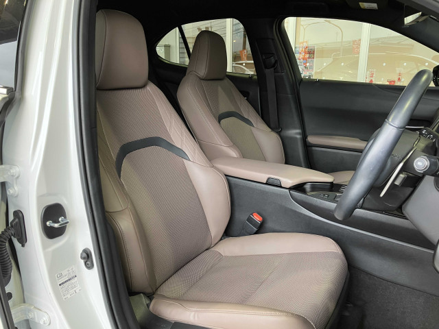 レクサス UX 250h グレイスフル エクスプローラーの中古車