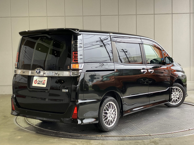 トヨタ ヴォクシー 1.8 ハイブリッド ZS 煌Ⅲの中古車