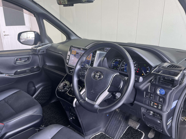トヨタ ヴォクシー 1.8 ハイブリッド ZS 煌Ⅲの中古車