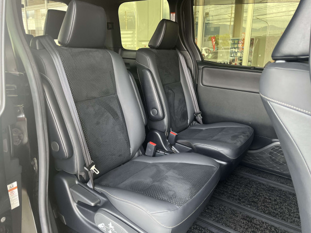 トヨタ ヴォクシー 1.8 ハイブリッド ZS 煌Ⅲの中古車