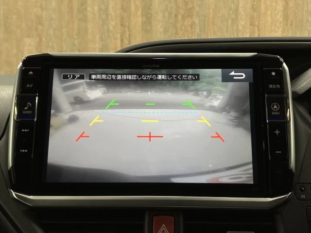 駐車時に後方がリアルタイム映像で確認できます。大型商業施設や立体駐車場での駐車時、夜間のバック時に大活躍です！運転スキルに関わらず、今や必須となった装備のひとつ！