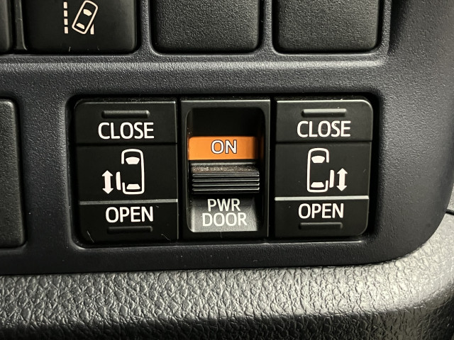 スマートキーや運転席のスイッチで後席両側スライドドアの開閉が可能です！電動なので力を入れてドアを開ける必要は無く、小さなお子様でも簡単に開け閉めできて快適です！
