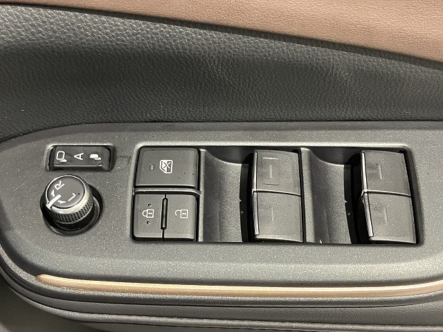 トヨタ クラウンクロスオーバー 2.5 G アドバンスト レザー パッケージ E-Four 4WDの中古車