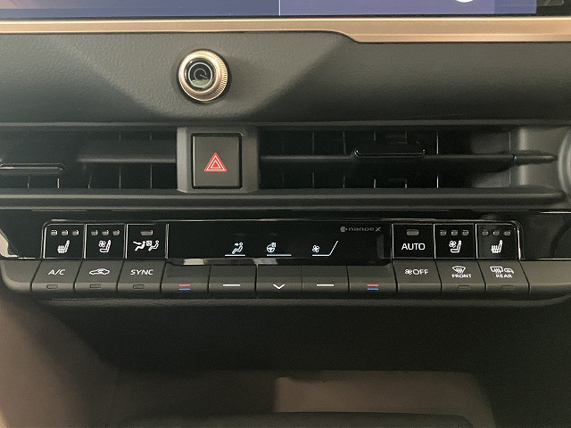 トヨタ クラウンクロスオーバー 2.5 G アドバンスト レザー パッケージ E-Four 4WDの中古車