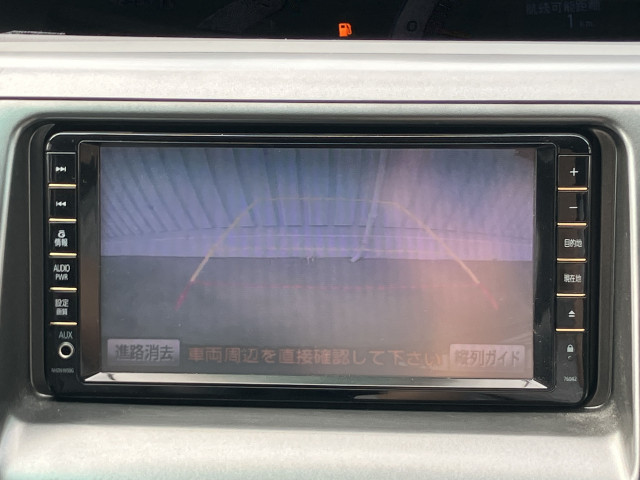 【バックカメラ】駐車する際に後方がリアルタイムの映像で確認。大型商業施設・立体駐車場・その他週駐車場での駐車時や、夜間のバック時に大活躍！運転スキルに関わらず、今や必須の装備の一つです。