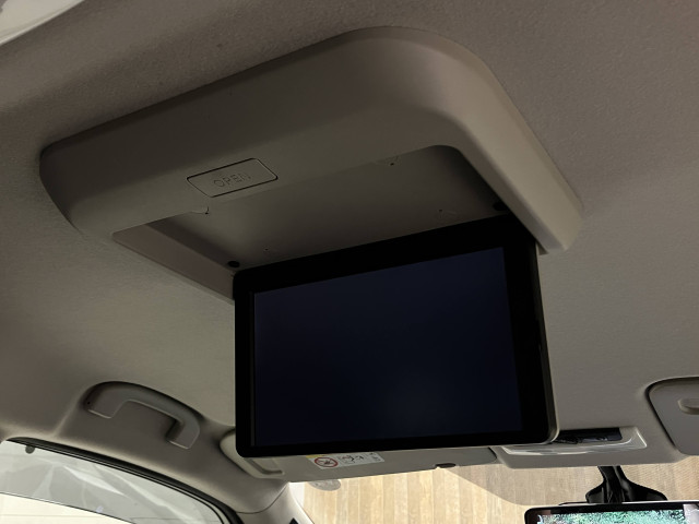 後席用フリップダウンモニター装備です！同乗者の方に喜ばれるのはもちろん、遠距離ドライブで退屈してしまうお子様にも超超オススメ♪
