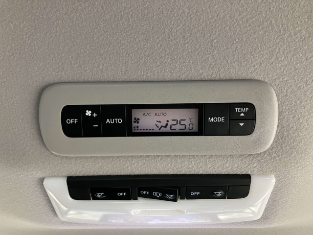 後部座席もオートエアコンが付いているので同乗者の方も快適に過ごせます！ご家族での旅行などにも便利です♪