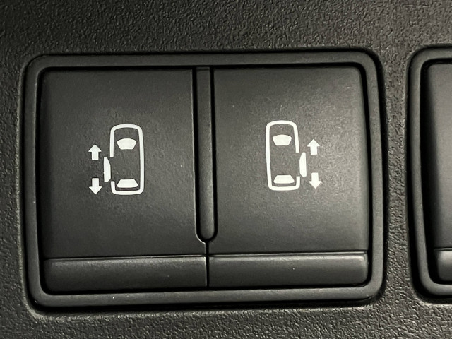 スマートキーや運転席のスイッチで後席両側スライドドアの開閉が可能♪小さいお子様やご年配の方も、簡単にスライドドアが開閉できます。小さいお子様にはチャイルドロックがあるのでご安心を・・。