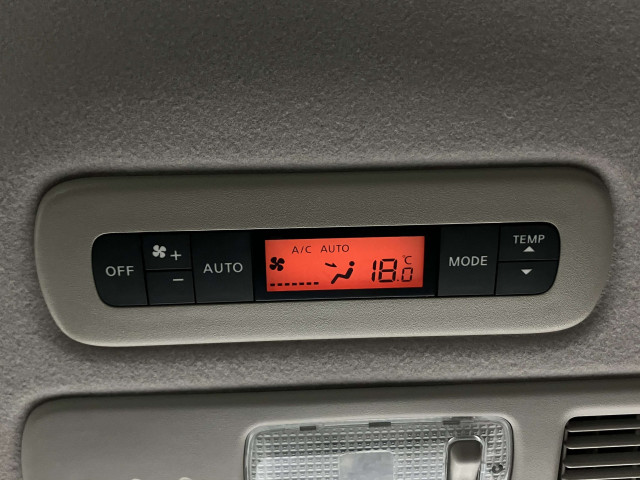 後部座席もオートエアコンが付いているので同乗者の方も快適に過ごせます！ご家族での旅行などにも便利です♪