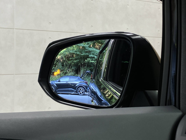 後方から車両が接近してくるとマークが光って報せてくれるので安心♪