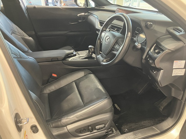 レクサス UX 250h バージョンLの中古車