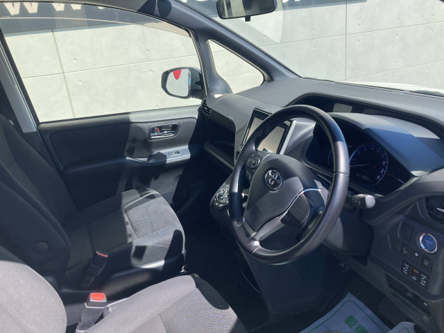トヨタ ヴォクシー 1.8 ハイブリッド Vの中古車