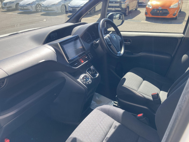 トヨタ ヴォクシー 1.8 ハイブリッド Vの中古車