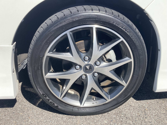 トヨタ ヴォクシー 1.8 ハイブリッド Vの中古車
