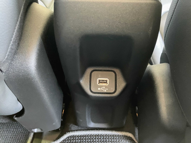 ジープ レネゲード リミテッドの中古車