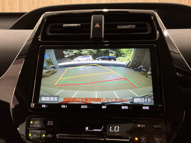 駐車時に後方がリアルタイム映像で確認できます。大型商業施設や立体駐車場での駐車時、夜間のバック時に大活躍です！運転スキルに関わらず、今や必須となった装備のひとつ！
