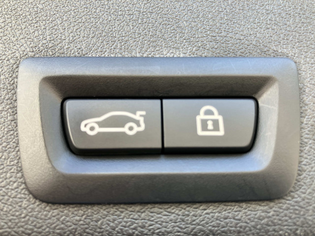 【パワーバックドア】車の中からも、外からも、スマートキーからでも、自動でリアゲートが開閉！荷物を持っている時やお子様を抱っこしている時もとっても便利な機能です！