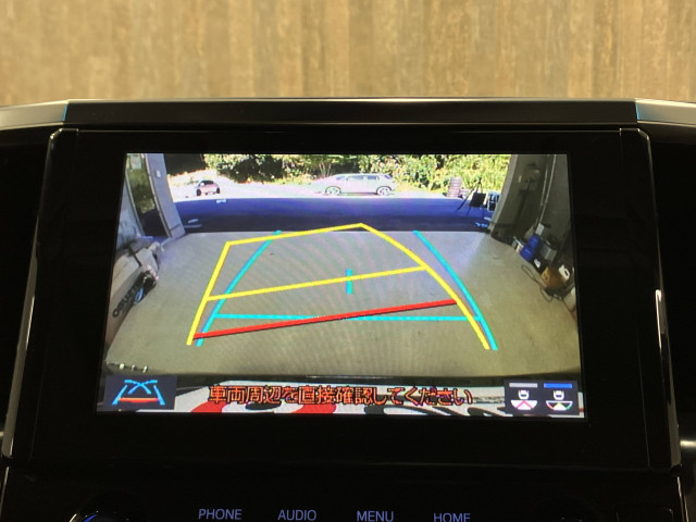 駐車時に後方がリアルタイム映像で確認できます。大型商業施設や立体駐車場での駐車時、夜間のバック時に大活躍です！運転スキルに関わらず、今や必須となった装備のひとつ！