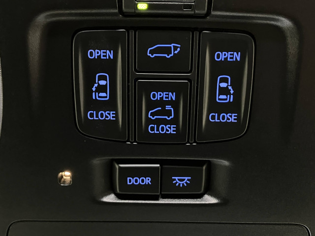 【両側パワースライドドア】スマートキーや運転席のスイッチで後席両側スライドドアの開閉が可能です！電動なので力を入れてドアを開ける必要は無く、小さなお子様でも簡単に開け閉めできて快適です！