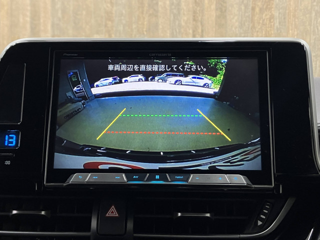 駐車時に後方がリアルタイム映像で確認できます。大型商業施設や立体駐車場での駐車時、夜間のバック時に大活躍です！運転スキルに関わらず、今や必須となった装備のひとつ！